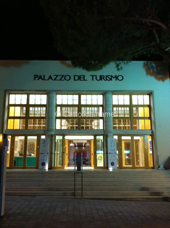 IAT Palazzo del turismo di Cattolica (RN) di notte